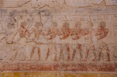 Luxor, Mısır - 13 Kasım 2020: Antik Mısır 'da Hatshepsut Morg Tapınağı Duvarlarına Çizim