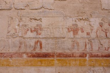 Luxor, Mısır - 13 Kasım 2020: Antik Mısır 'da Hatshepsut Morg Tapınağı Duvarlarına Çizim