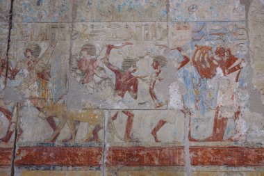Luxor, Mısır - 13 Kasım 2020: Antik Mısır 'da Hatshepsut Morg Tapınağı Duvarlarına Çizim