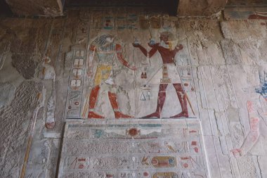 Luxor, Mısır - 13 Kasım 2020: Antik Mısır 'da Hatshepsut Morg Tapınağı Duvarlarına Çizim