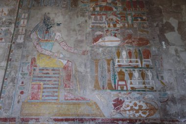 Luxor, Mısır - 13 Kasım 2020: Antik Mısır 'da Hatshepsut Morg Tapınağı Duvarlarına Çizim