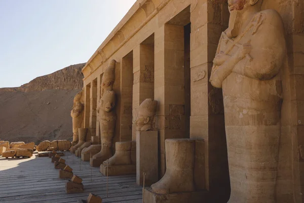 Ancient Egyptian God Statues Mortuary Temple Hatshepsut Luxor Egypt — Fotografia de Stock