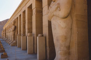 Eski Mısır Tanrısı Heykelleri, Mısır 'ın Lüksör yakınlarındaki Morg Tapınağı Hatshepsut' ta