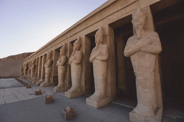 Αρχαία Αιγυπτιακή Αγάλματα Θεός Στο Νεκροταφείο Ναός Της Χατσεπσούτ Κοντά — Φωτογραφία Αρχείου