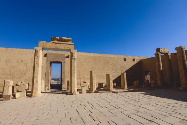 Mısır 'ın Luxor yakınlarındaki Morg Tapınağı' nın Antik Sütunları ve Duvarları İçin İç Görünüm