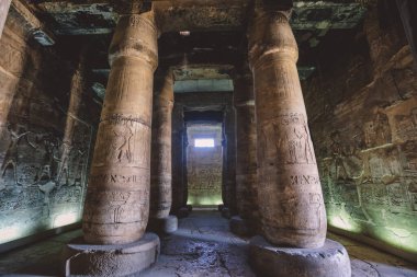 Mısır 'ın Kharga kentindeki Abydos Tapınağı olarak da bilinen Seti tapınağındaki Antik Mısır Sütunları.