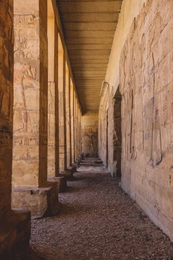 Mısır 'ın Kharga kentindeki Abydos Tapınağı olarak da bilinen Seti tapınağındaki Antik Mısır Sütunları.