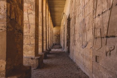 Mısır 'ın Kharga kentindeki Abydos Tapınağı olarak da bilinen Seti tapınağındaki Antik Mısır Sütunları.