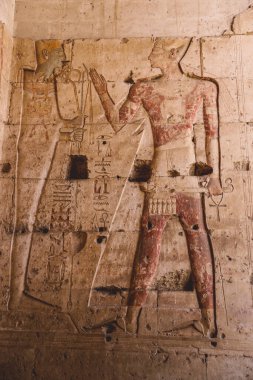 Mısır 'ın Kharga kentindeki Büyük Abydos Tapınağı olarak da bilinen Seti tapınağının duvarlarına Eski Mısır çizimleri
