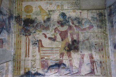 Mısır 'ın Kharga kentindeki Büyük Abydos Tapınağı olarak da bilinen Seti tapınağının duvarlarına Eski Mısır çizimleri