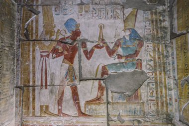 Mısır 'ın Kharga kentindeki Büyük Abydos Tapınağı olarak da bilinen Seti tapınağının duvarlarına Eski Mısır çizimleri