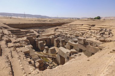 Mısır 'ın Kharga kentindeki Abydos Tapınağı olarak da bilinen Antik Mısır tapınağı Seti' ye açık hava görüntüsü.