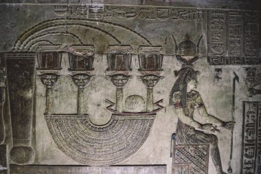 Dendera, Mısır 'ın güneydoğusundaki Dendera Tapınağı' nın duvarlarına çizim yapan Antik Mısır 'a bakın.