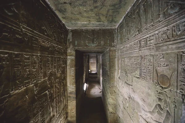 Pohled Starodávnou Egyptskou Kresbu Zdech Chrámového Komplexu Dendera Jihovýchodě Dendery — Stock fotografie