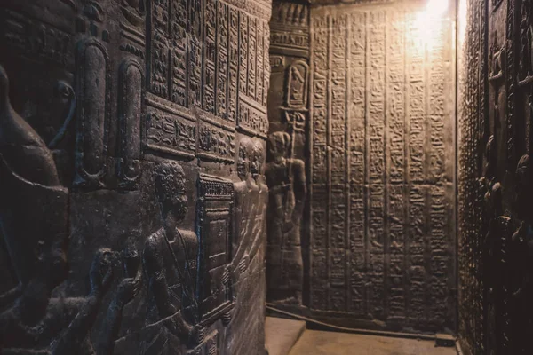 Dendera, Mısır 'ın güneydoğusundaki Dendera Tapınağı' nın duvarlarına çizim yapan Antik Mısır 'a bakın.