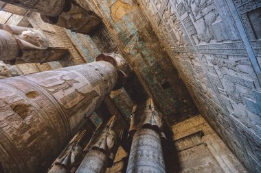 Dendera, Mısır 'ın güneydoğusundaki Dendera Tapınağı' nın Eski Mısır Boyalı Sütunları 'na bakın.