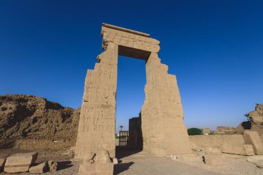 Mısır 'ın Dendera kentinin güneydoğusundaki Antik Mısır Dendera Tapınağı kompleksine açık hava manzarası
