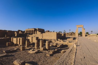 Mısır 'ın Dendera kentinin güneydoğusundaki Antik Mısır Dendera Tapınağı kompleksine açık hava manzarası