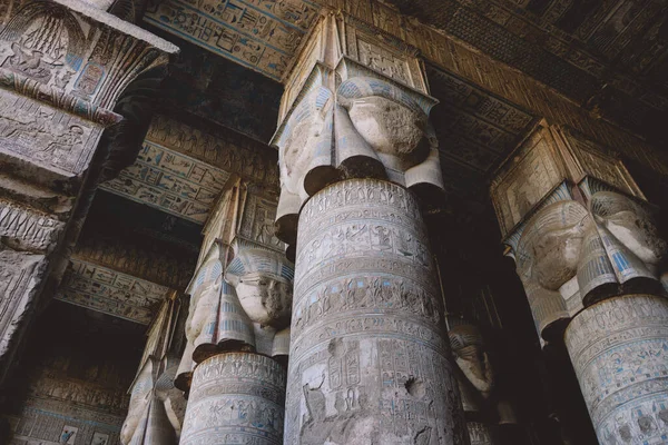 エジプト デンデラの南東にあるデンデラ寺院複合体の古代エジプト絵画柱をご覧ください — ストック写真