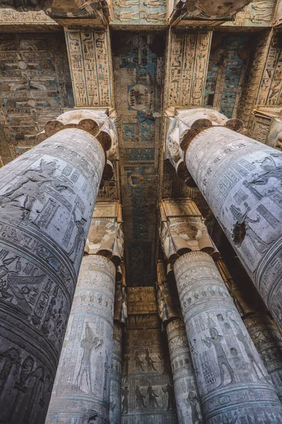 Zicht Een Oude Egyptisch Geschilderde Pilaren Van Het Dendera Tempelcomplex — Stockfoto