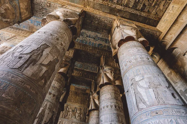 Zicht Een Oude Egyptisch Geschilderde Pilaren Van Het Dendera Tempelcomplex — Stockfoto