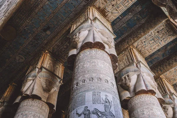 エジプト デンデラの南東にあるデンデラ寺院複合体の古代エジプト絵画柱をご覧ください — ストック写真