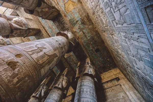 Zicht Een Oude Egyptisch Geschilderde Pilaren Van Het Dendera Tempelcomplex — Stockfoto