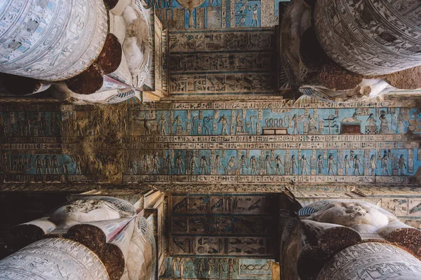 Pohled Starověké Egyptské Malované Pilíře Chrámového Komplexu Dendera Jihovýchodě Dendery — Stock fotografie