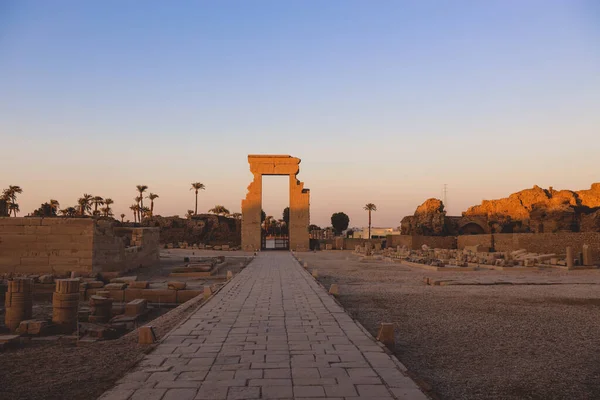 Vista Aire Libre Antiguo Complejo Templos Egipcios Dendera Sureste Dendera —  Fotos de Stock