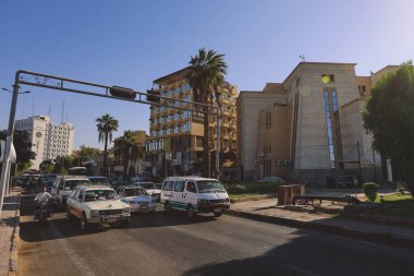 Aswan şehrinin Arabaları ve Yerel Binaları ile güzel bir cadde manzarası, Mısır