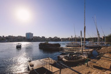 Aswan, Mısır - 15 Kasım 2020: Aswan Riverside 'dan gelen gemi ve teknelerle Nil Nehri Panoramik Manzarasına bakın