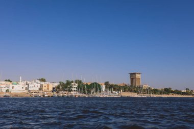 Aswan, Mısır - 15 Kasım 2020: Aswan Riverside 'dan gelen gemi ve teknelerle Nil Nehri Panoramik Manzarasına bakın
