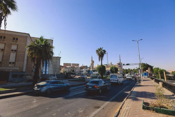 Szép Kilátás Nyílik Utcára Autók Helyi Épületek Aswan Városkép Egyiptom — Stock Fotó