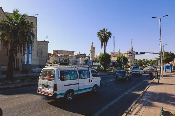 Szép Kilátás Nyílik Utcára Autók Helyi Épületek Aswan Városkép Egyiptom — Stock Fotó