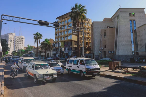埃及阿斯旺市的有车和当地建筑的街道美景 — 图库照片
