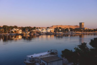 Günbatımı Manzarası: Palmiye ağaçlarıyla Panoramik Aswan şehri, Mısır
