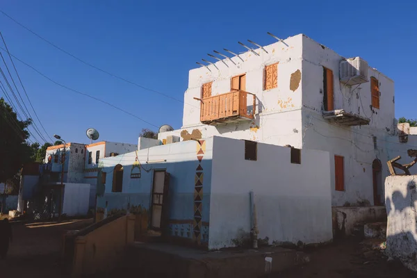 Πολύχρωμα Κτίρια Στο Ασουάν Τοπικό Στυλ Nubian Διακόσμηση Στους Τοίχους — Φωτογραφία Αρχείου