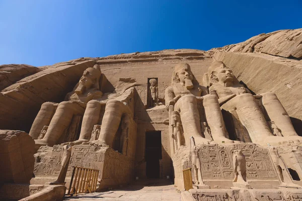Vista Principal Uma Entrada Para Grande Templo Abu Simbel Com — Fotografia de Stock