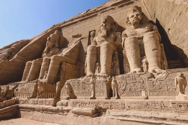 Vista Principal Uma Entrada Para Grande Templo Abu Simbel Com — Fotografia de Stock