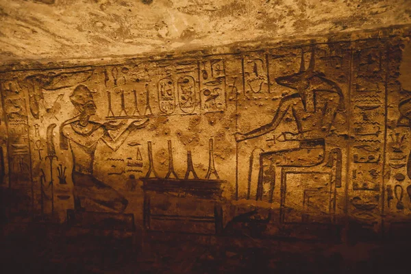 古埃及人在埃及阿布辛贝尔大殿城墙上的绘画 — 图库照片
