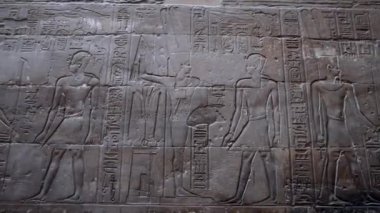 Mısır 'daki Luxor Tapınağı' nın duvarlarına oymalar