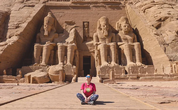 Donna Bianca Turista Davanti Alle Statue Colossali Ramses Seduto Trono — Foto Stock