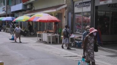 Seyşeller 'de Victoria sokaklarında yerel halk
