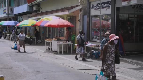 塞舌尔维多利亚街头的当地人 — 图库视频影像