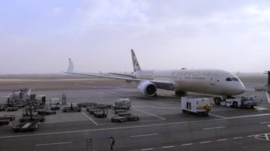 Uçak kalkmaya hazırlanıyor.