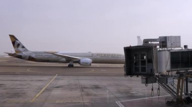 Uçak kalkmaya hazırlanıyor.