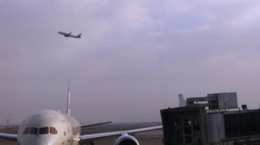 Uçak kalkmaya hazırlanıyor.