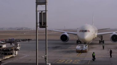 Uçak kalkmaya hazırlanıyor.