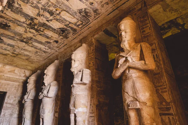 Внутрішній Вид Стародавніми Єгипетськими Статуями Рамсеса Пов Язаний Богом Осірісом — стокове фото