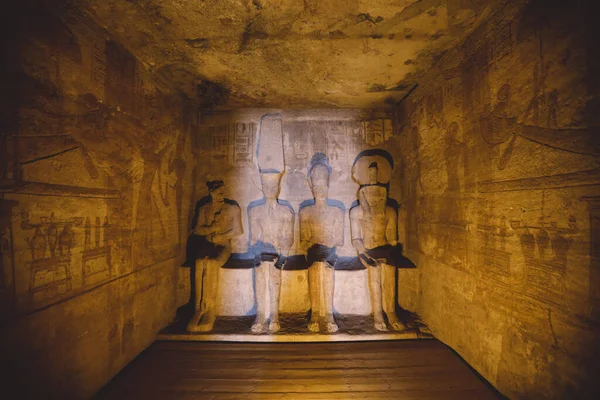 Ebu Simbel 'deki Büyük Tapınak' a Eski Mısır Sütunları ve Mısır 'ın Duvarlarına Çizimler